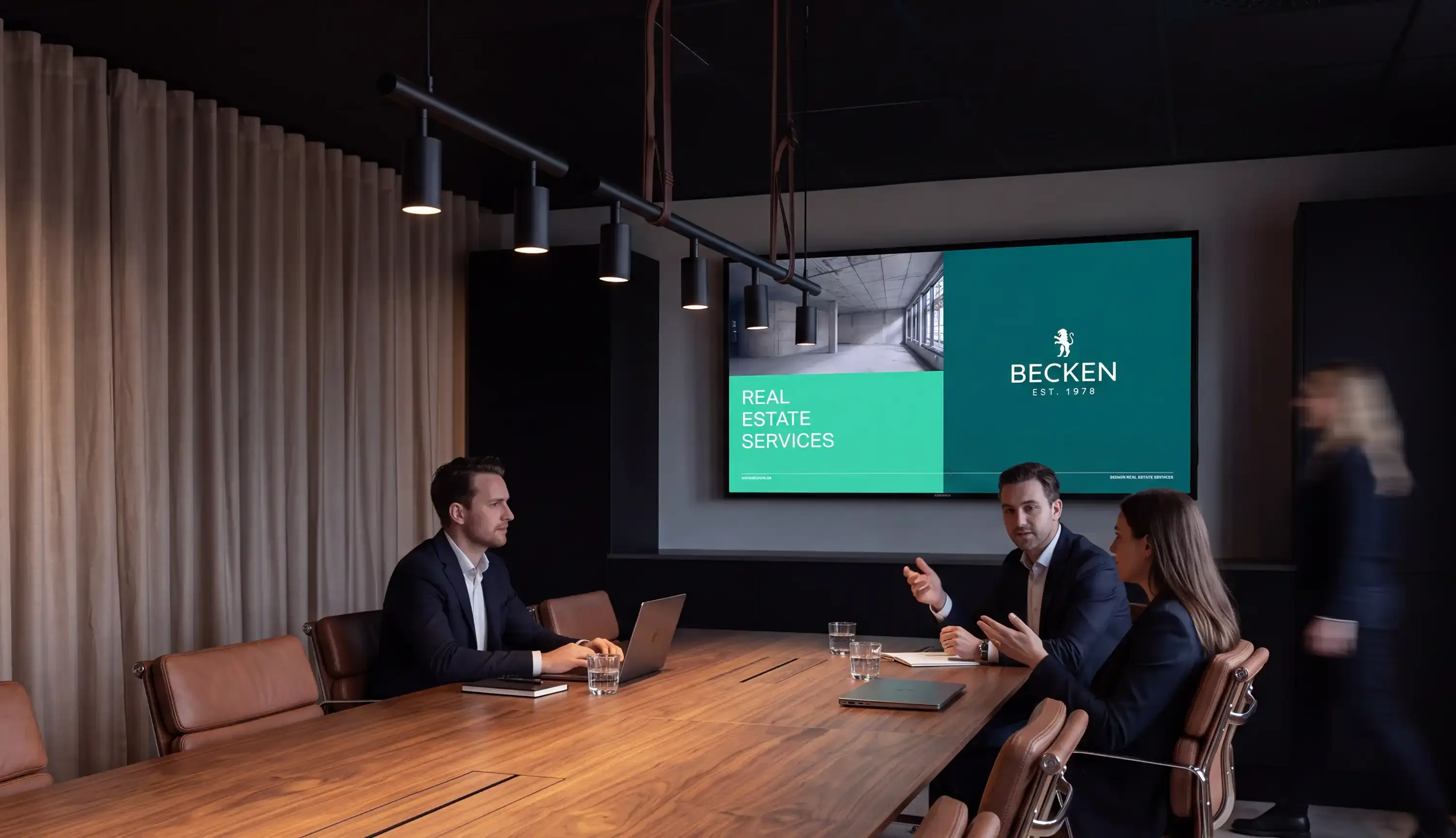 Besprechung im Konferenzraum mit Becken-Präsentation auf dem Bildschirm