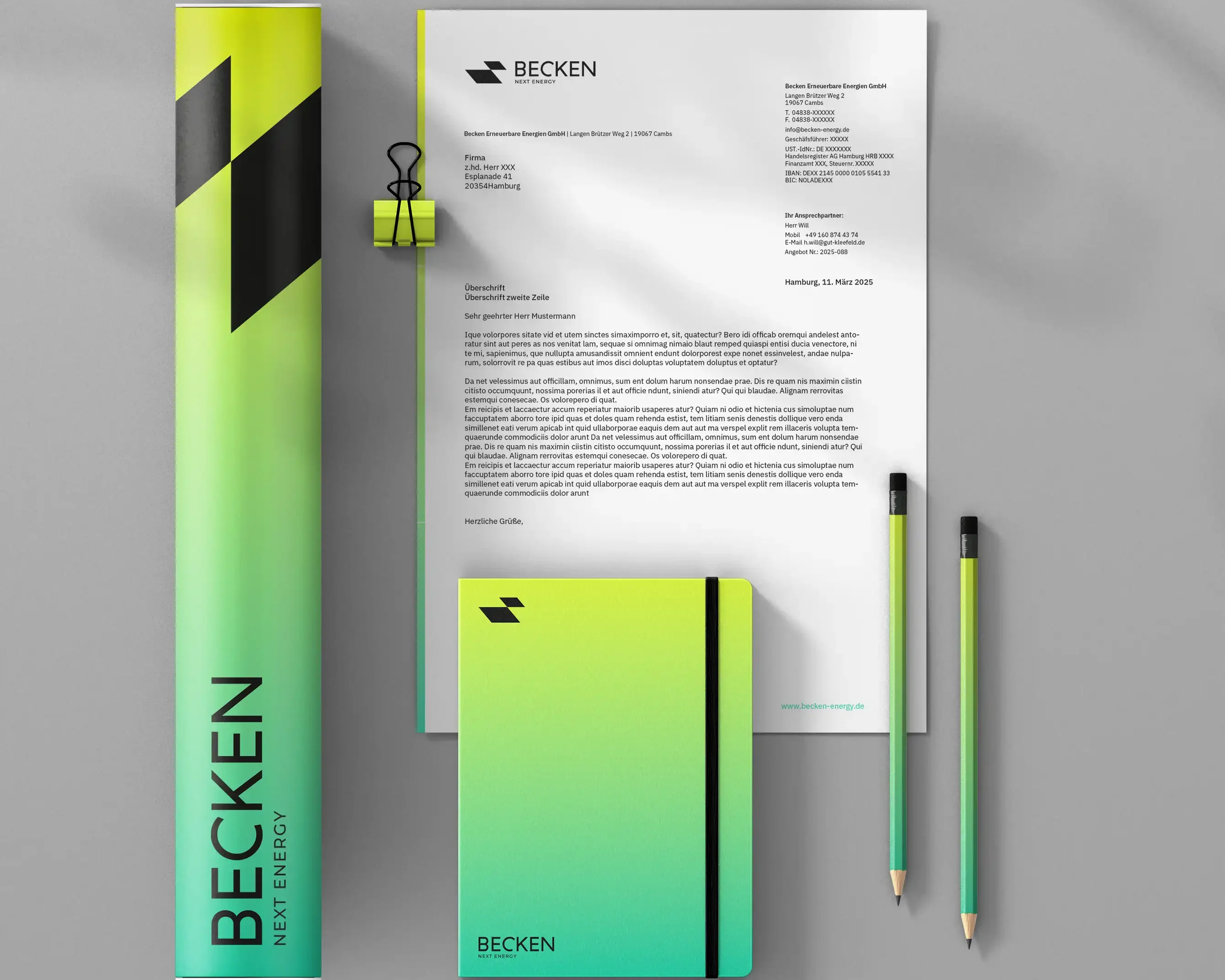 Geschäftsausstattung von BECKEN Next Energy mit Briefbogen, Notizbuch, Versandrolle und Bleistiften im Farbverlauf