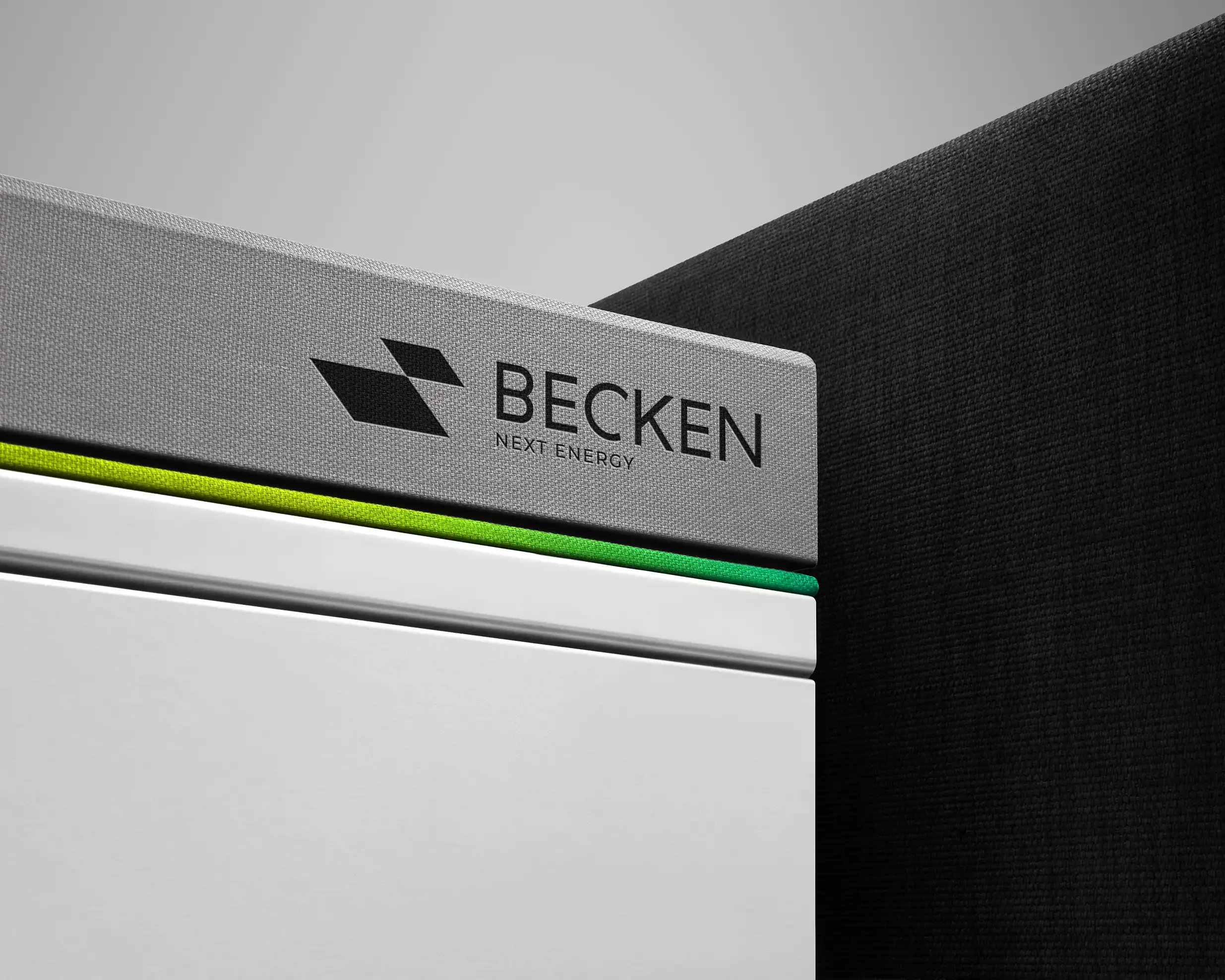 Ordner in grauem Leinen mit geprägtem Logo BECKEN Next Energy und grüner Kante