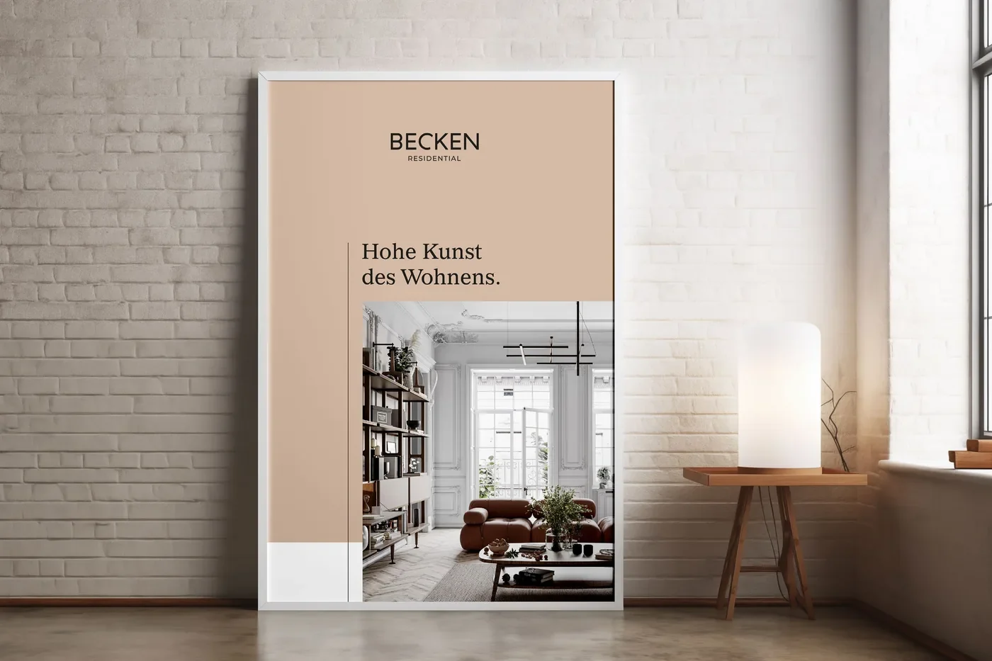 Plakat von BECKEN Residential mit dem Satz „Hohe Kunst des Wohnens.“ vor einer Ziegelwand