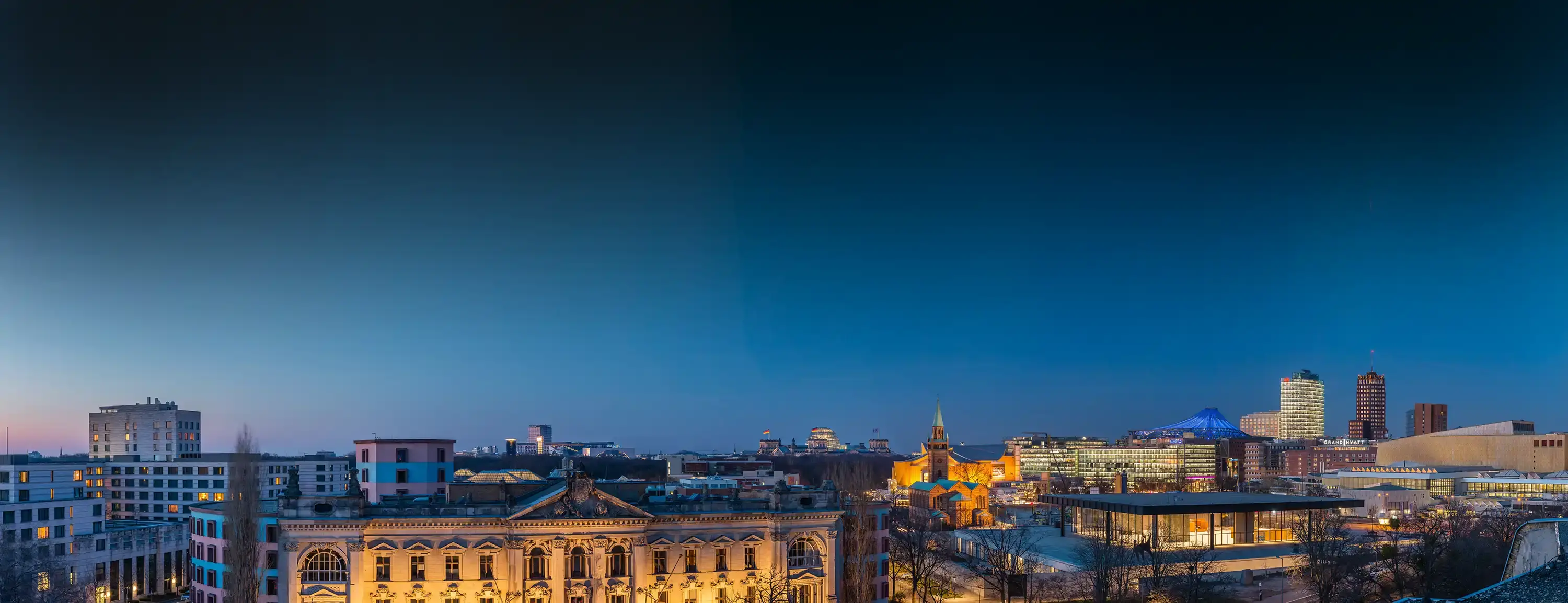 Berliner Skyline in der Dämmerung