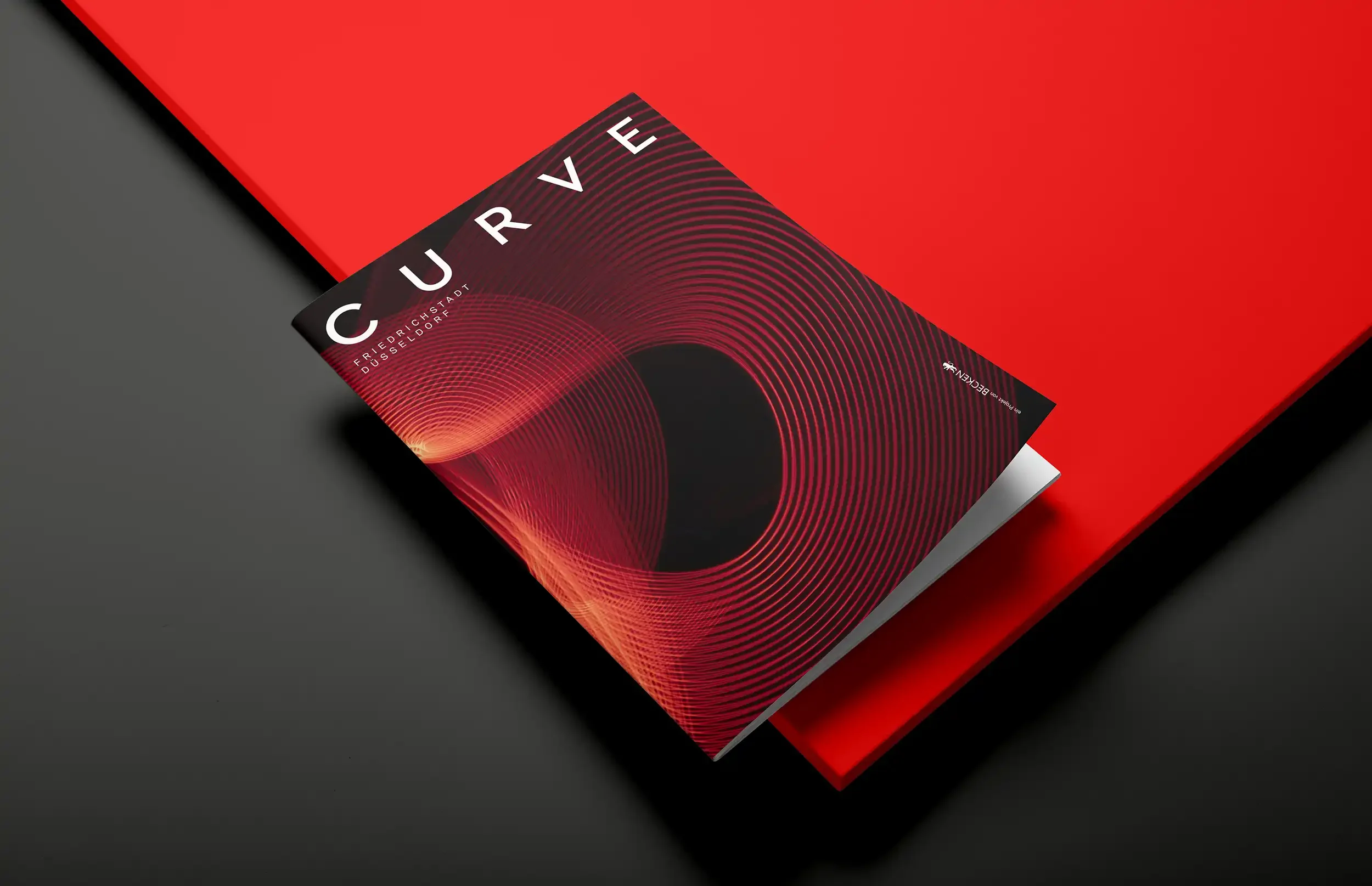 Broschüre CURVE Friedrichstadt Düsseldorf, Titel auf rotem Grund