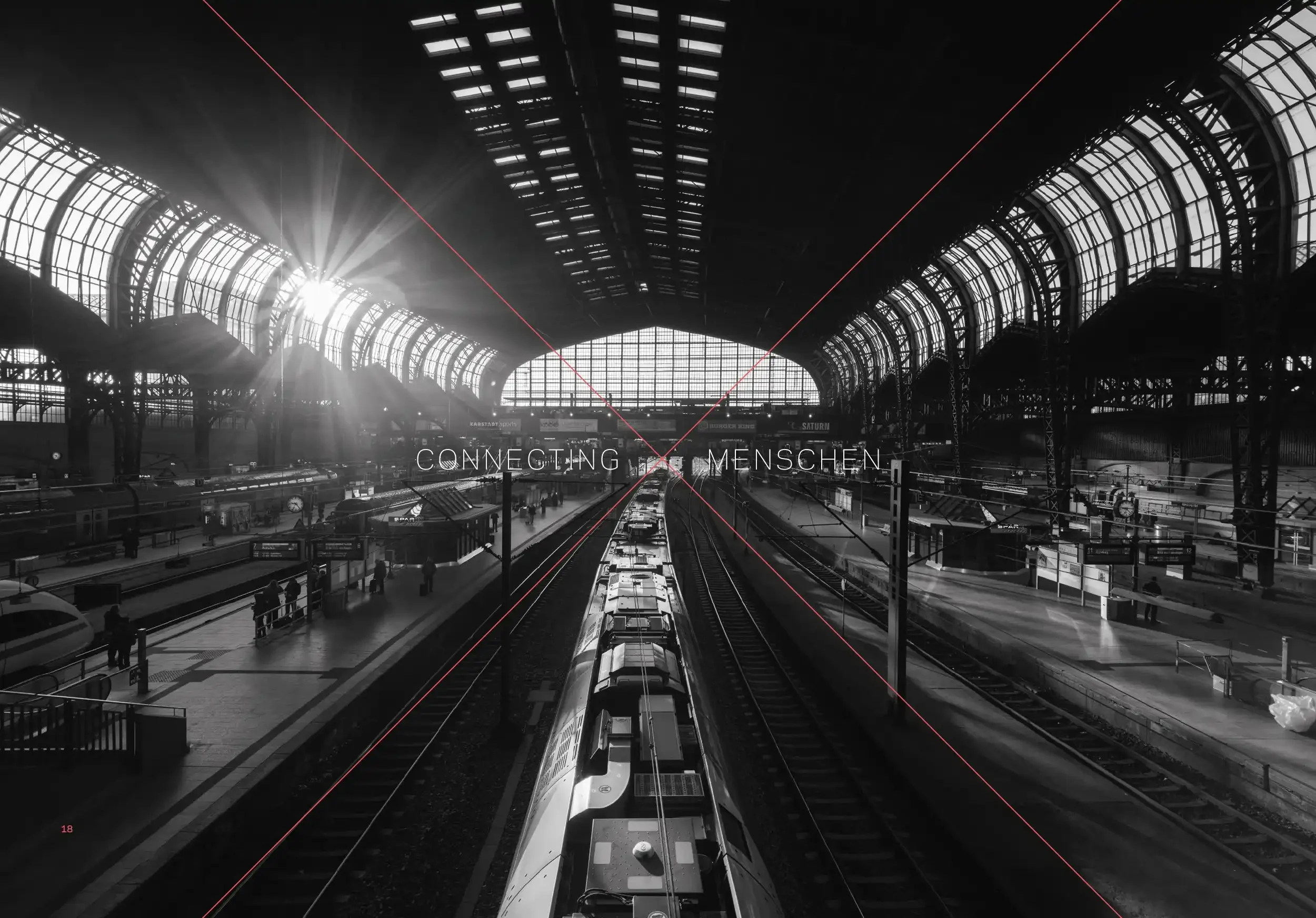 Broschürenseite Connecting Menschen mit Hamburger Hauptbahnhof in Schwarzweiß