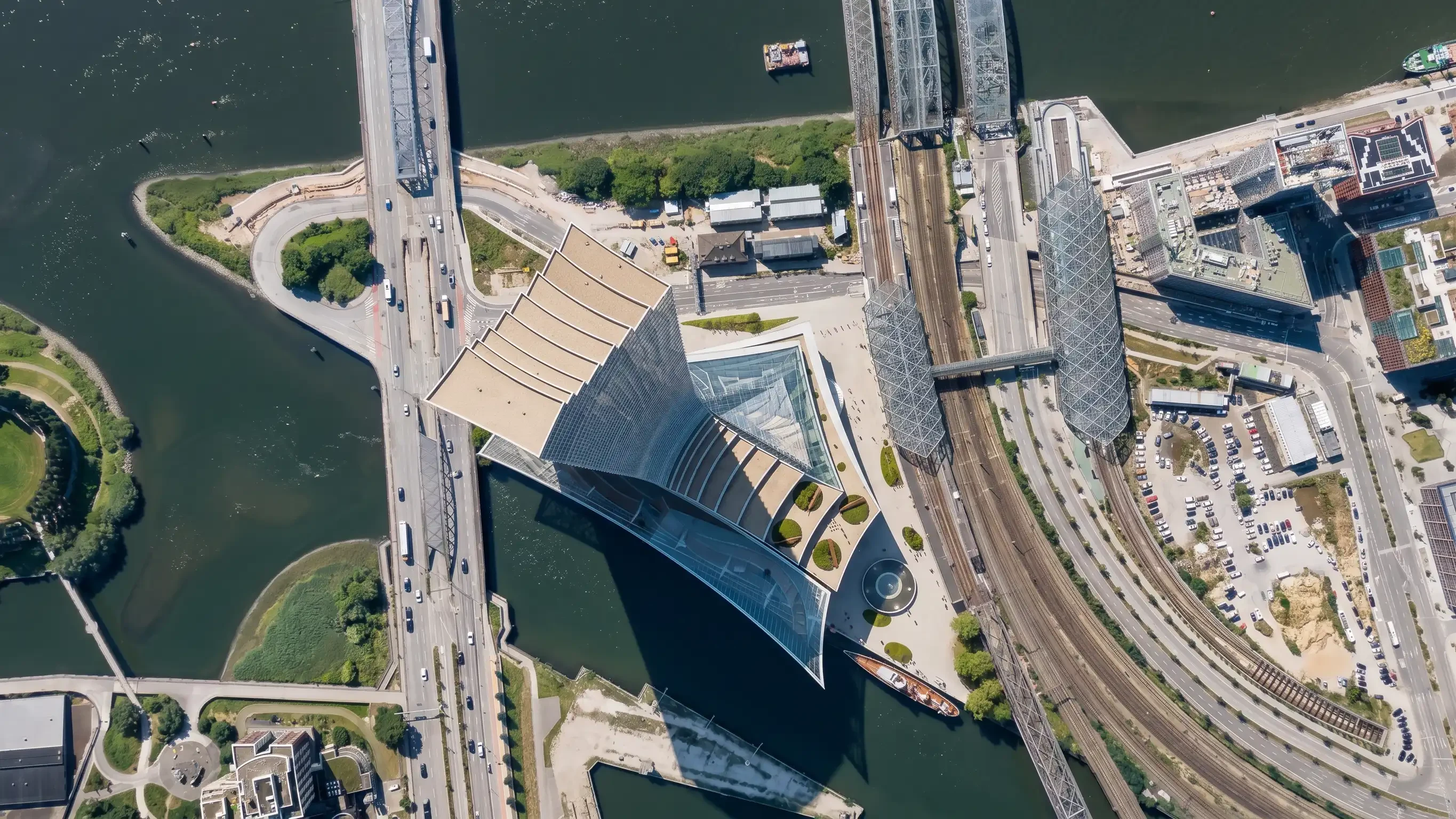 Elbtower aus der Vogelperspektive zwischen Elbbrücken, Bahngleisen und Wasser