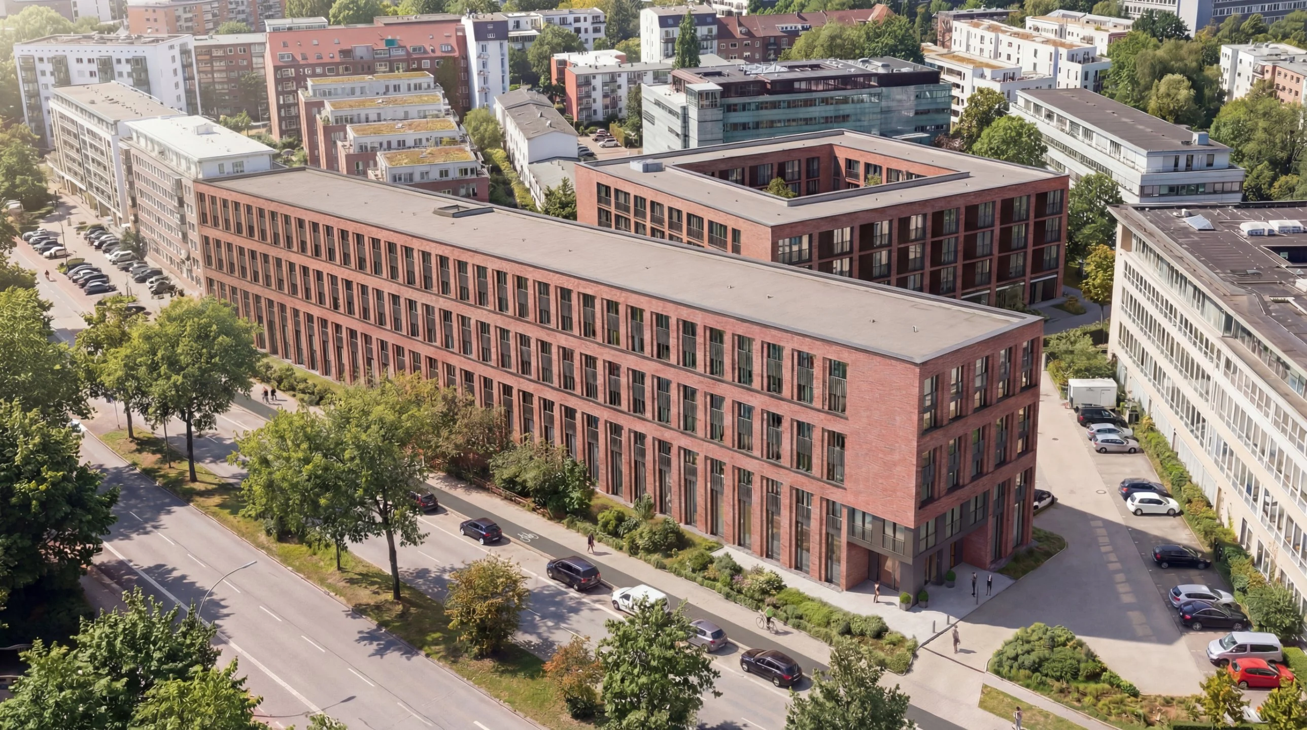Luftbild des langgestreckten Klinkerbaus mit Innenhofgebäude im Quartier