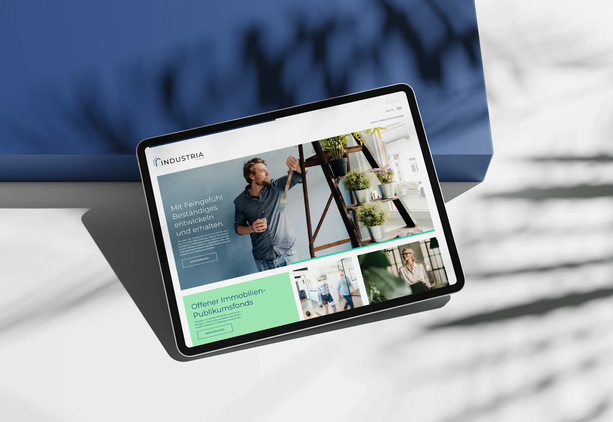 Website Industria auf einem Tablet