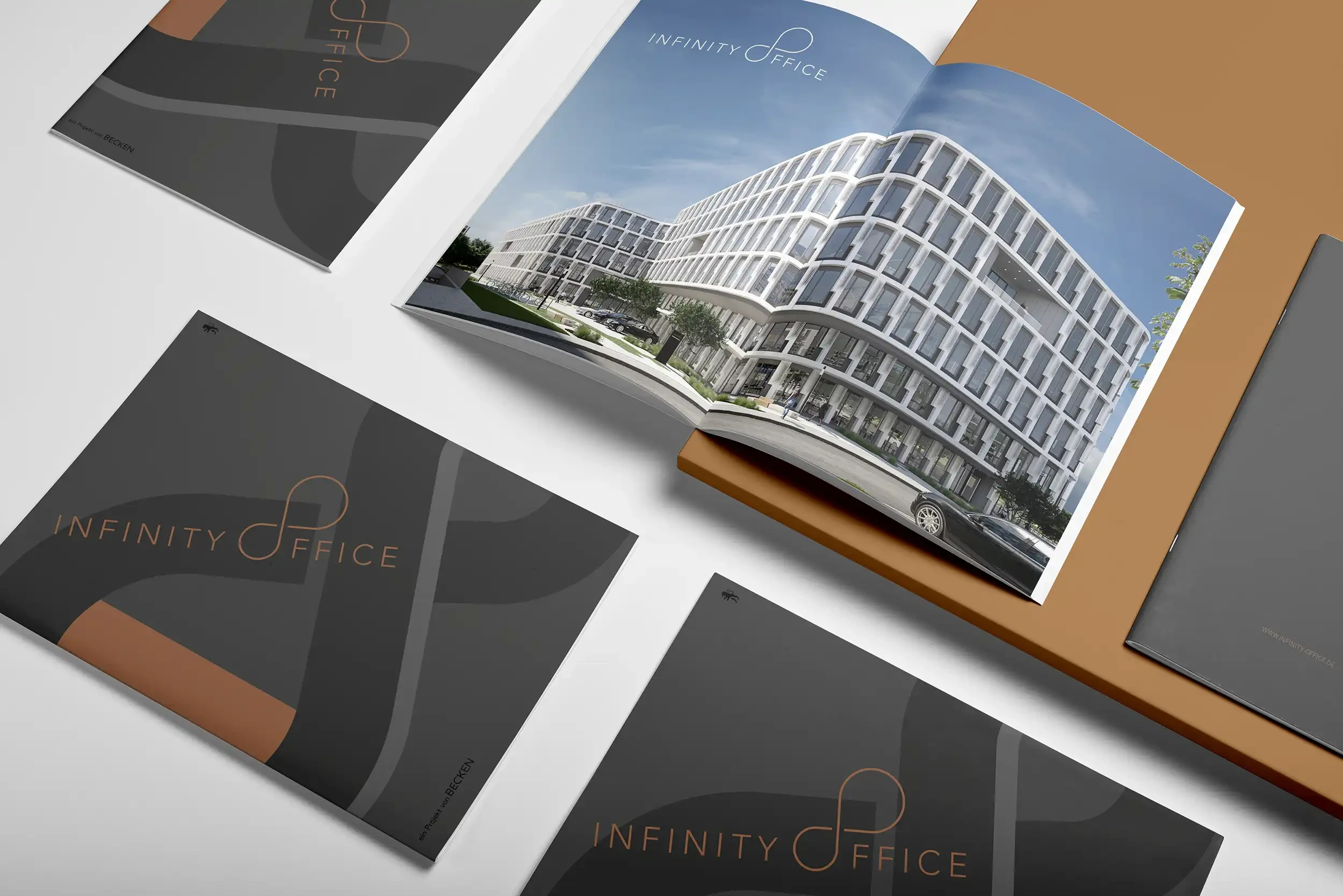 Broschüren Infinity Office mit Titel und aufgeschlagener Doppelseite mit Gebäudevisualisierung