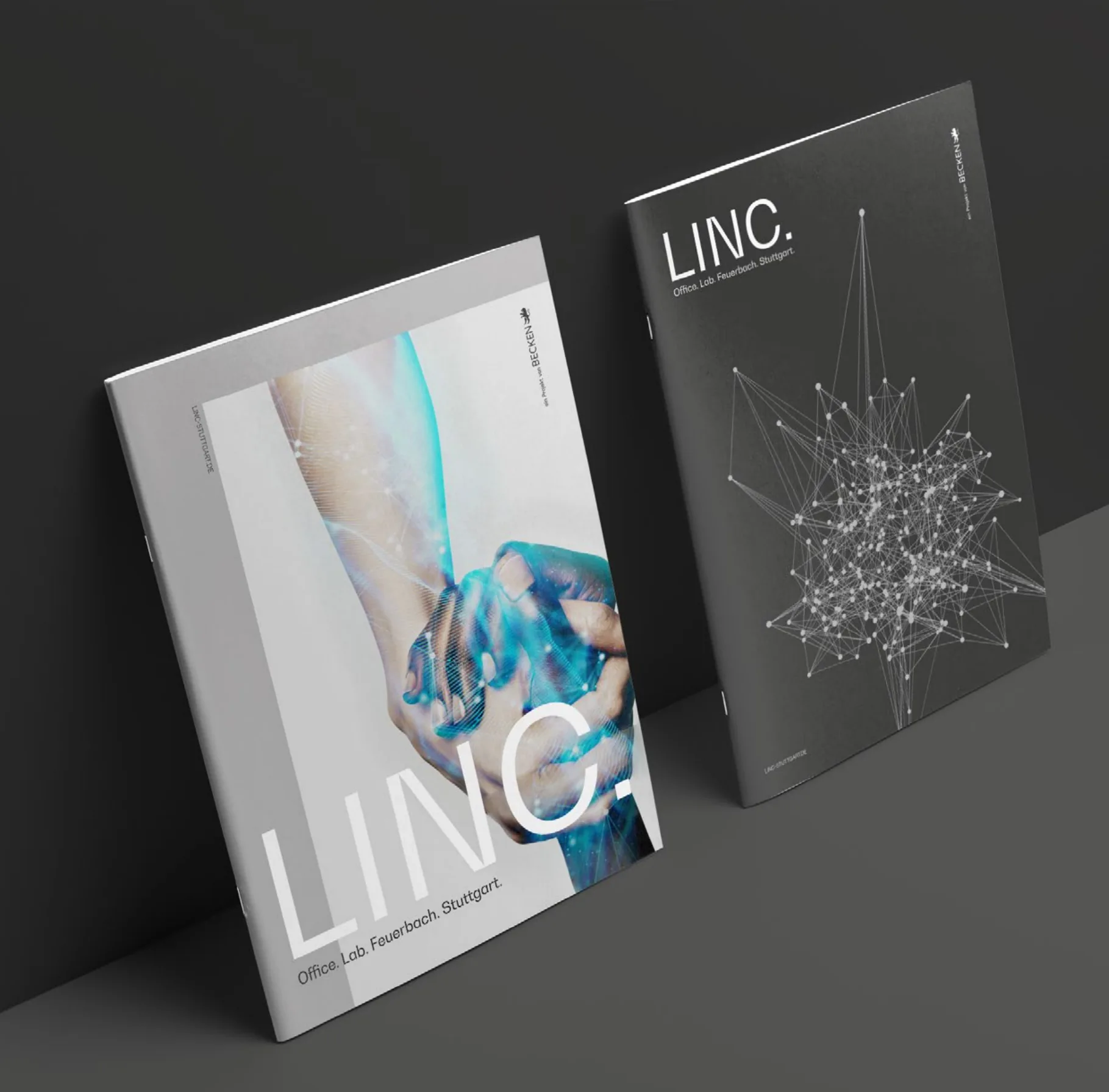 Zwei Broschüren LINC. mit Titelbild der Hände und Netzwerk-Rückseite