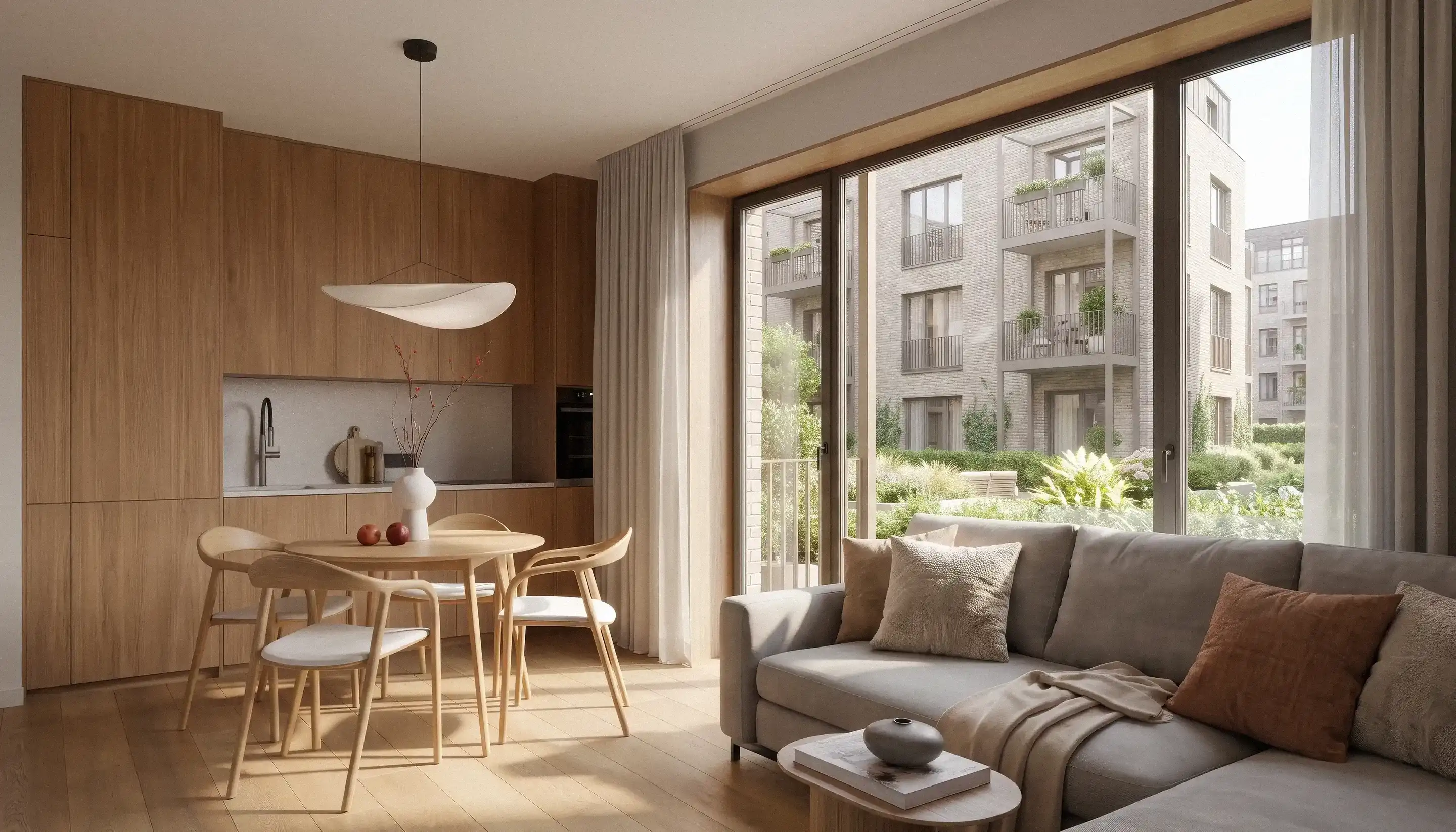 Wohnraum mit Holzküche, Esstisch und großem Fenster zum begrünten Hof