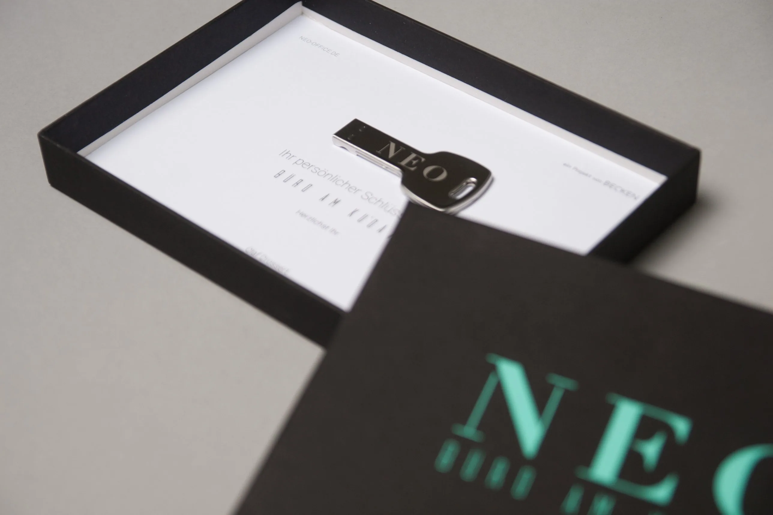 Geöffnete Schlüsselbox mit Schlüssel NEO