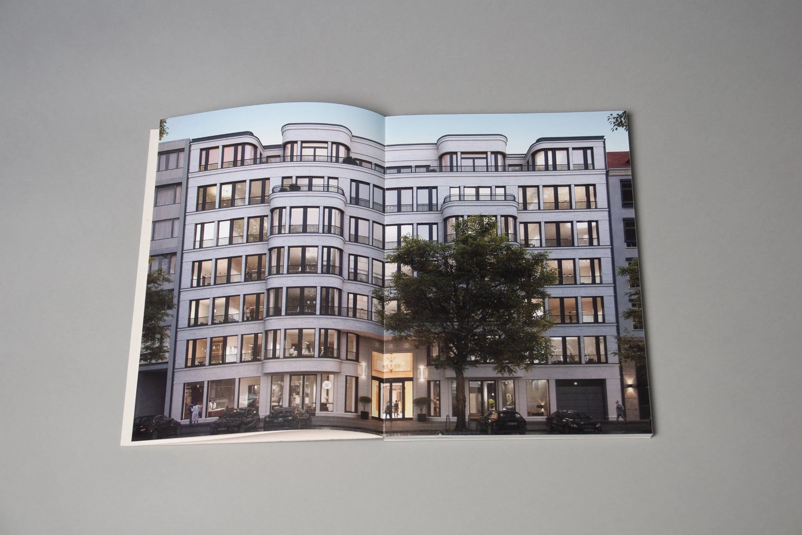Doppelseite mit Straßenansicht des Bürohauses