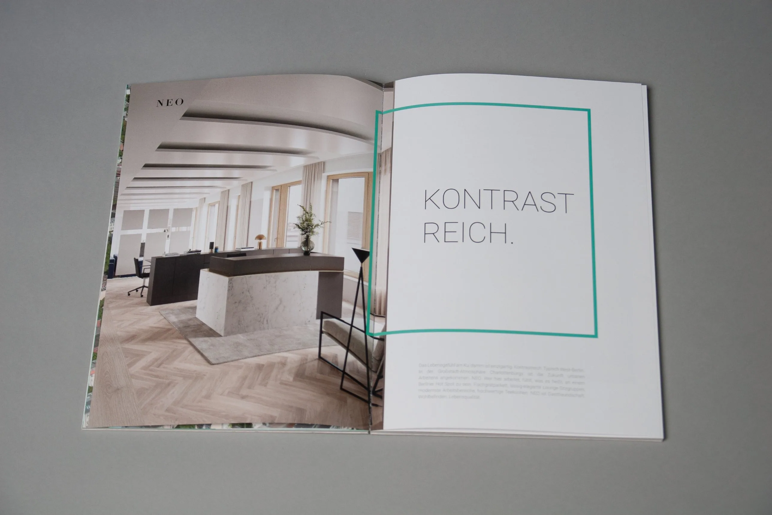 Doppelseite Kontrastreich mit Empfangstresen