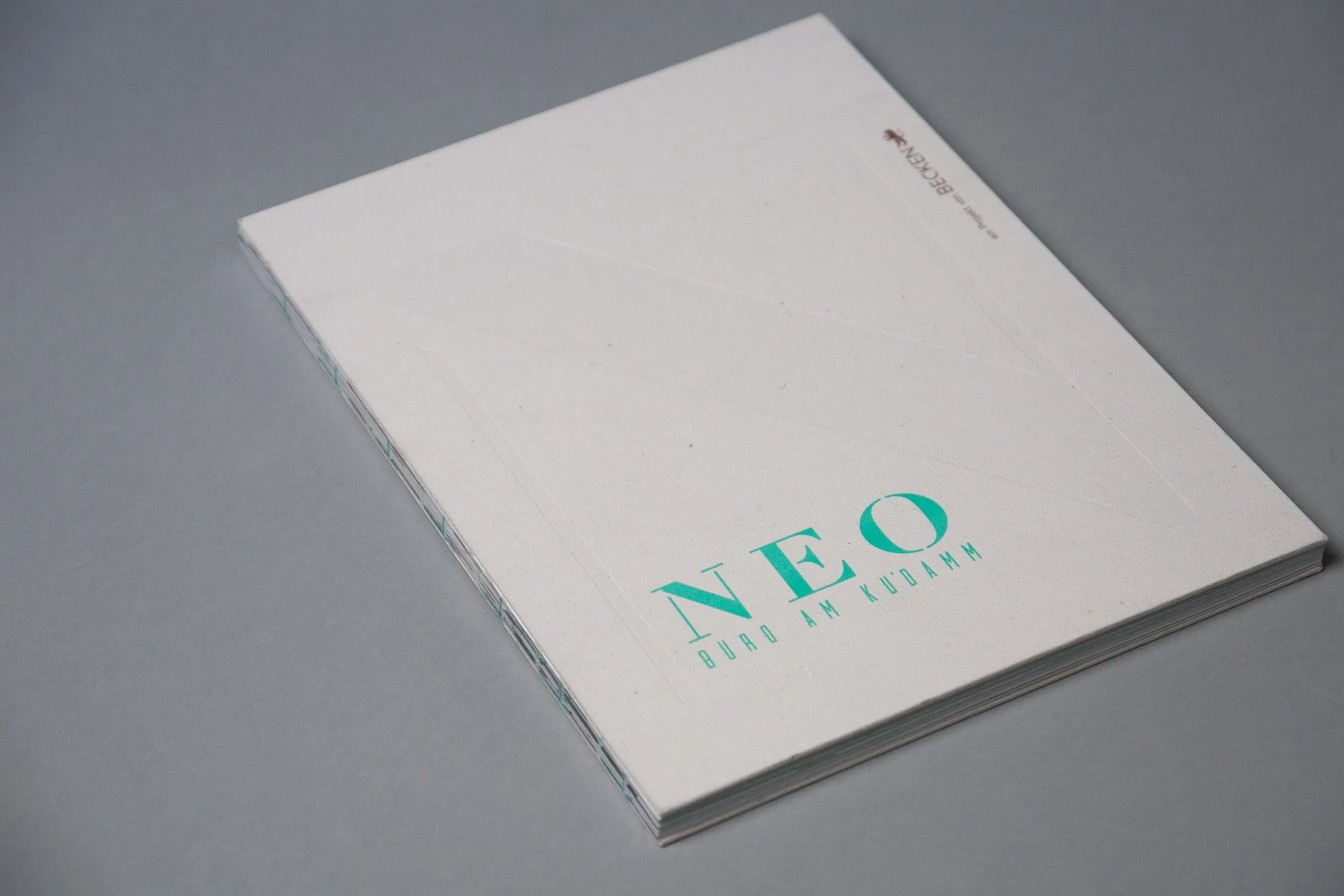 Vertriebsbuch NEO, Umschlag mit Wortmarke auf grauem Karton