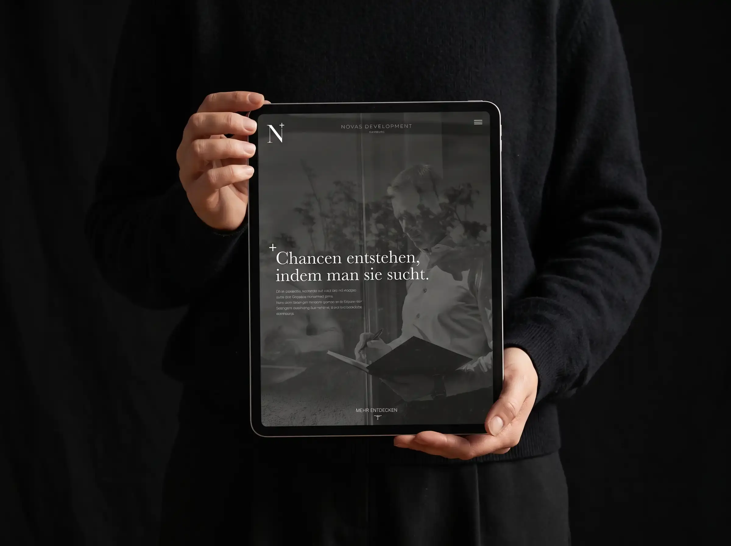 Tablet mit der Novas-Website in den Händen
