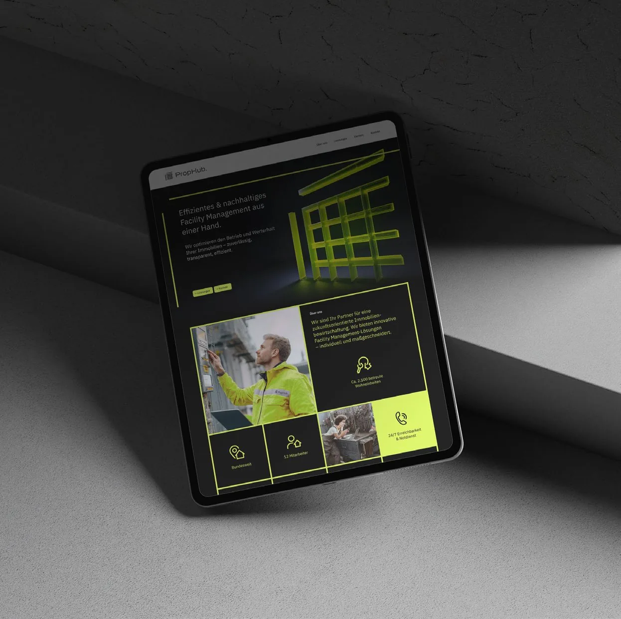Website PropHub auf einem Tablet