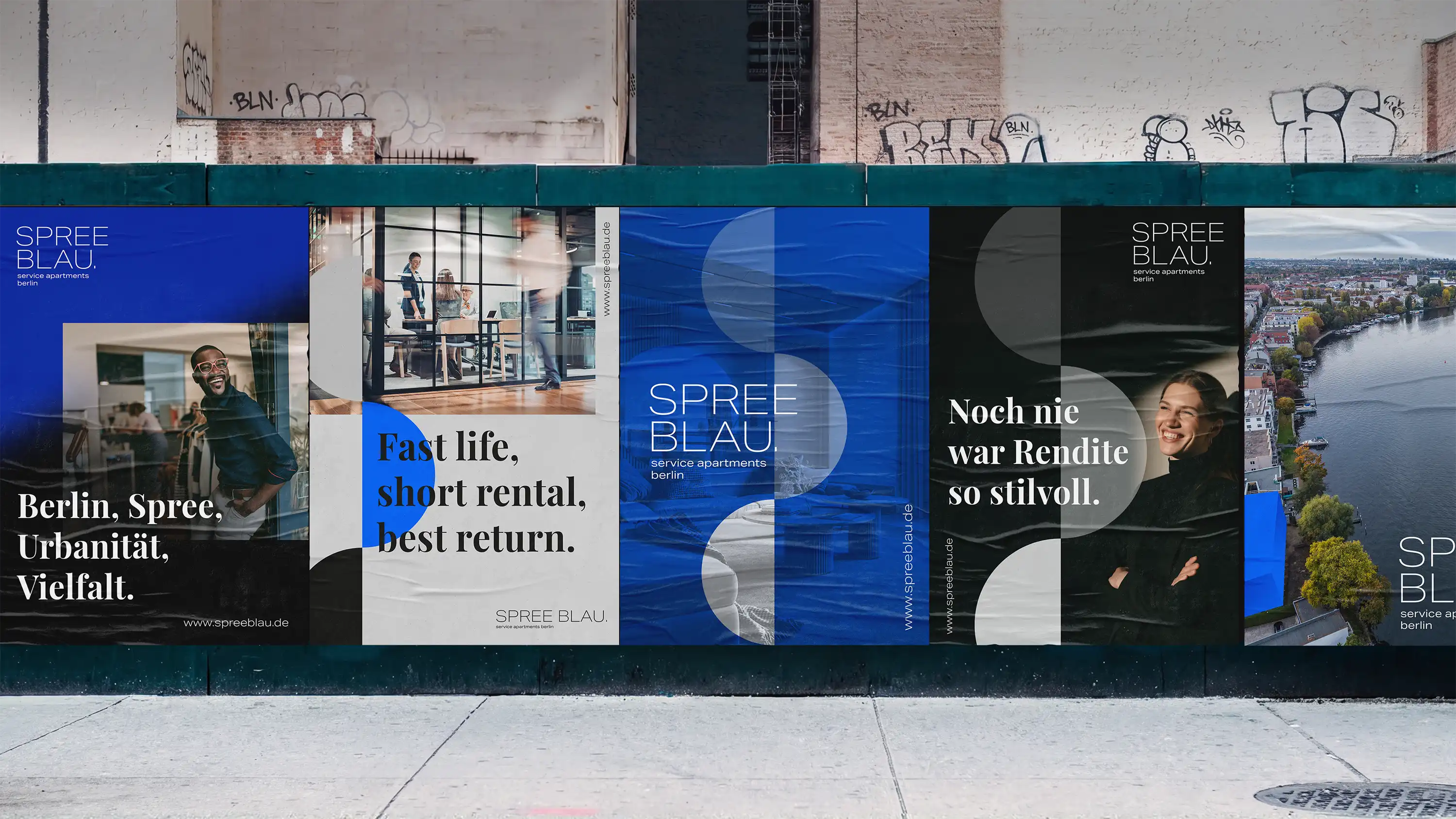 Spreeblau Plakate an einer Bauzaunwand in Berlin