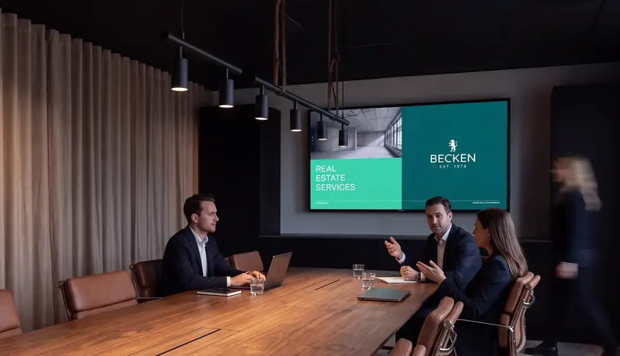 Besprechung im Konferenzraum mit Becken-Präsentation auf dem Bildschirm