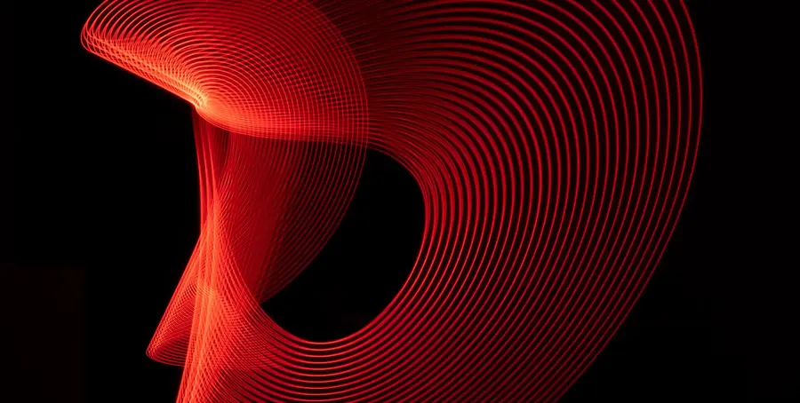 Rote Lichtspur auf schwarzem Grund