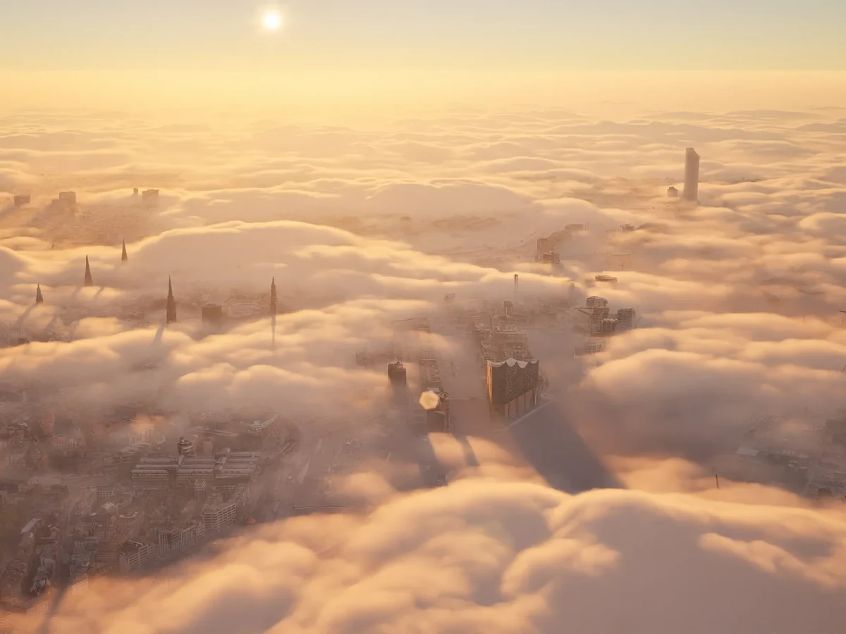 Hamburg im Morgennebel, Kirchtürme, Elbphilharmonie und Elbtower ragen über die Wolken