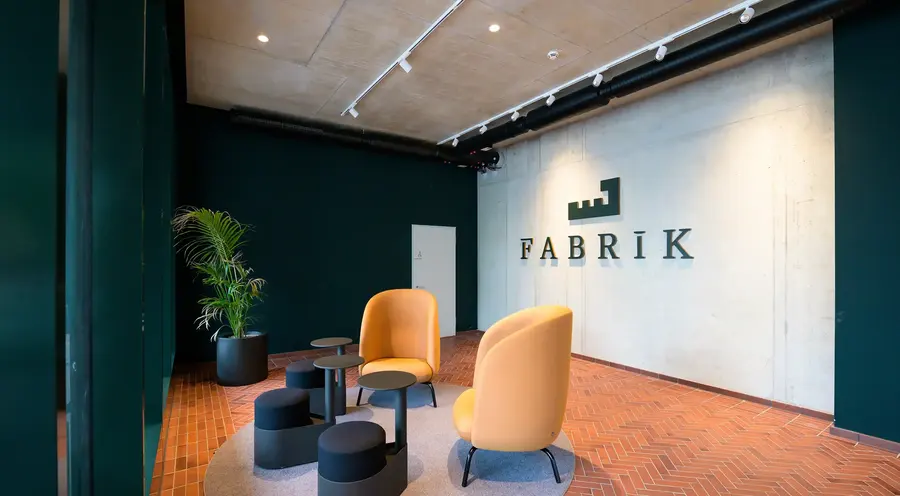 Lounge im Fabrik-Quartier mit Wortmarke auf Sichtbetonwand