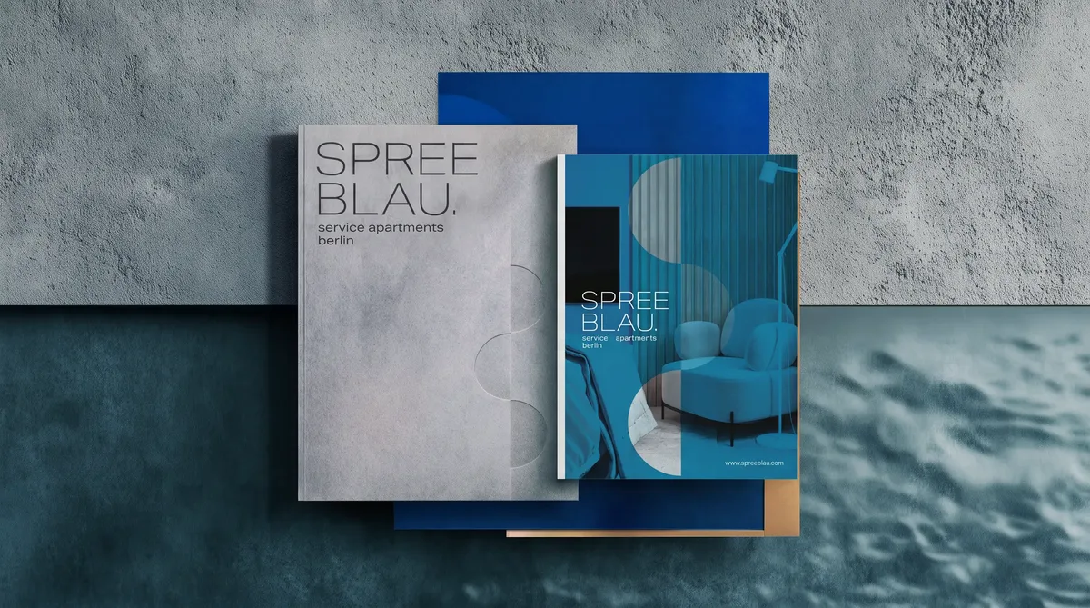 Broschüren Spreeblau auf Marmor